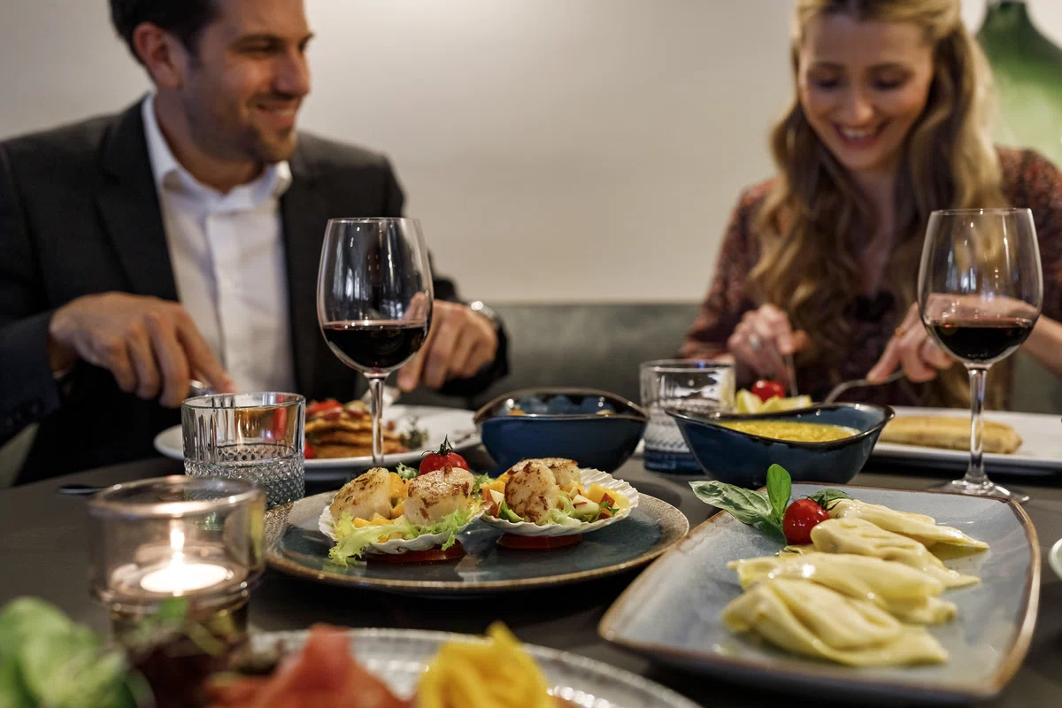 Frau und Mann beim Essen einer Tavolata im Ristorante Mercato in Kloten