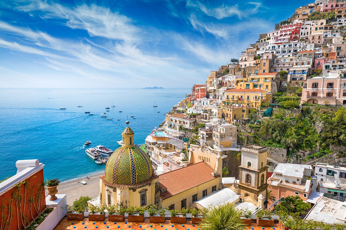 Blick auf den Ort Positano an der Amalfiküste mit Meer im Hintergrund