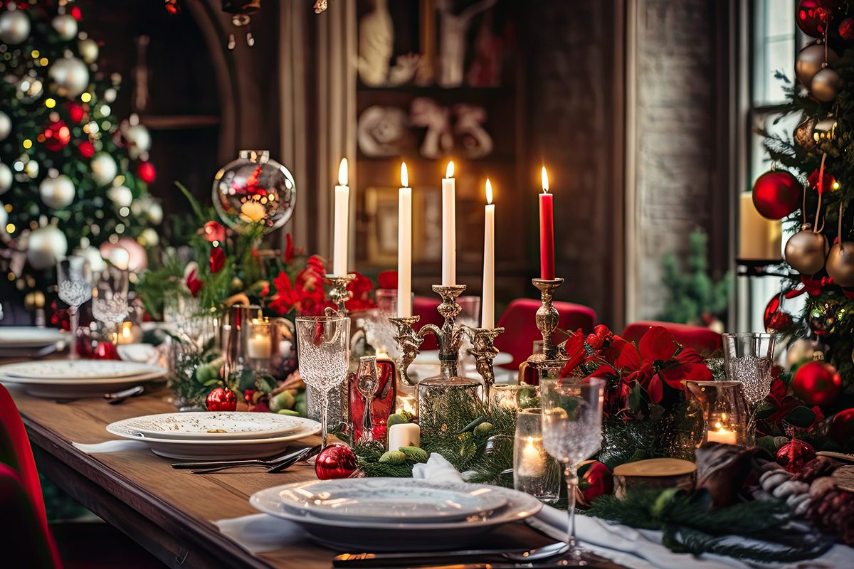 Festlich gedeckter Tisch für eine Weihnachtsfeier