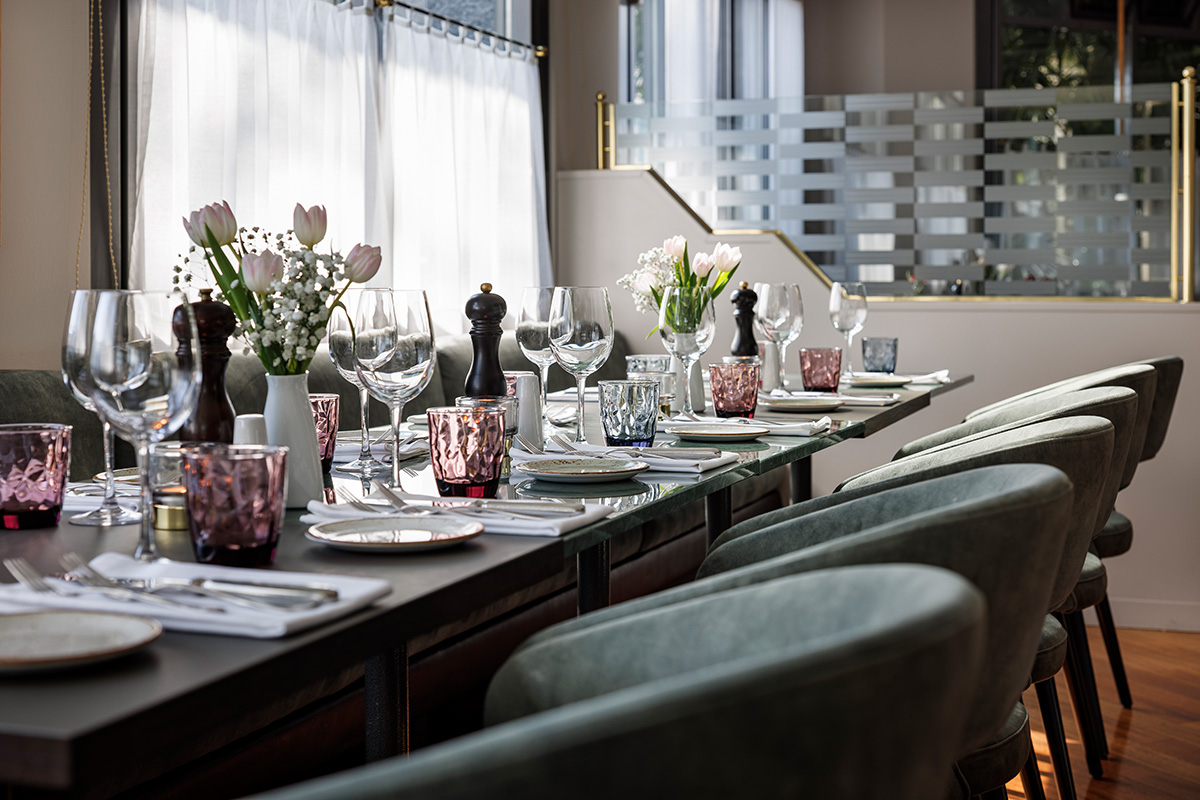 Festlich gedeckter Tisch mit Blumen für ein Bankett im Ristorante Mercato in Kloten